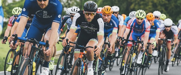 电子竞技比赛现场，选手在隔音房内专注操作，背后大屏幕显示游戏画面