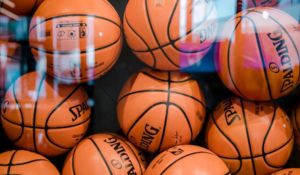 足球运动员在训练中练习射门，足球飞向球门角落